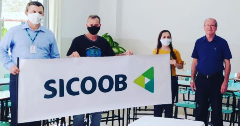 Leia mais sobre o artigo EFA de Rio Bananal recebeu doação do SICOOB para a aquisição de novos conjuntos escolares